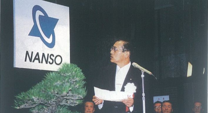 新シンボルマークを発表する宮田副社長(当時)